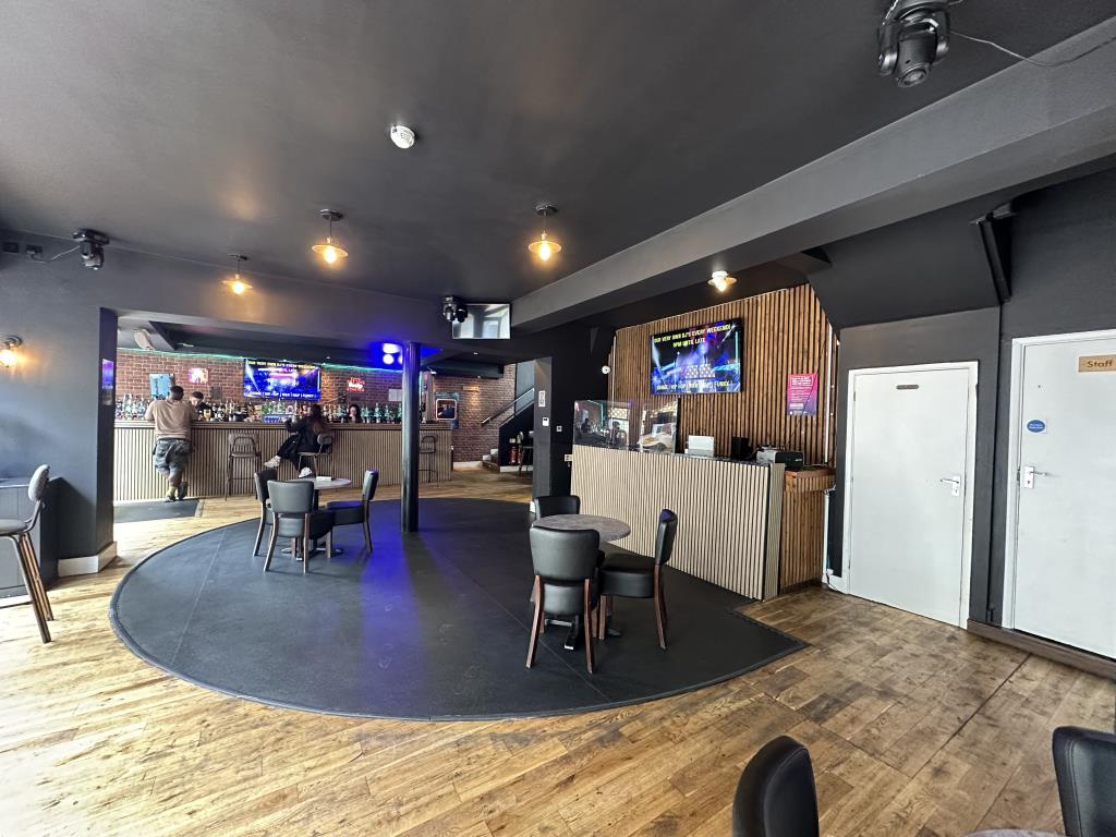 Lot: 19 - TOWN CENTRE COMMERCIAL UNIT FOR INVESTMENT - Bar area